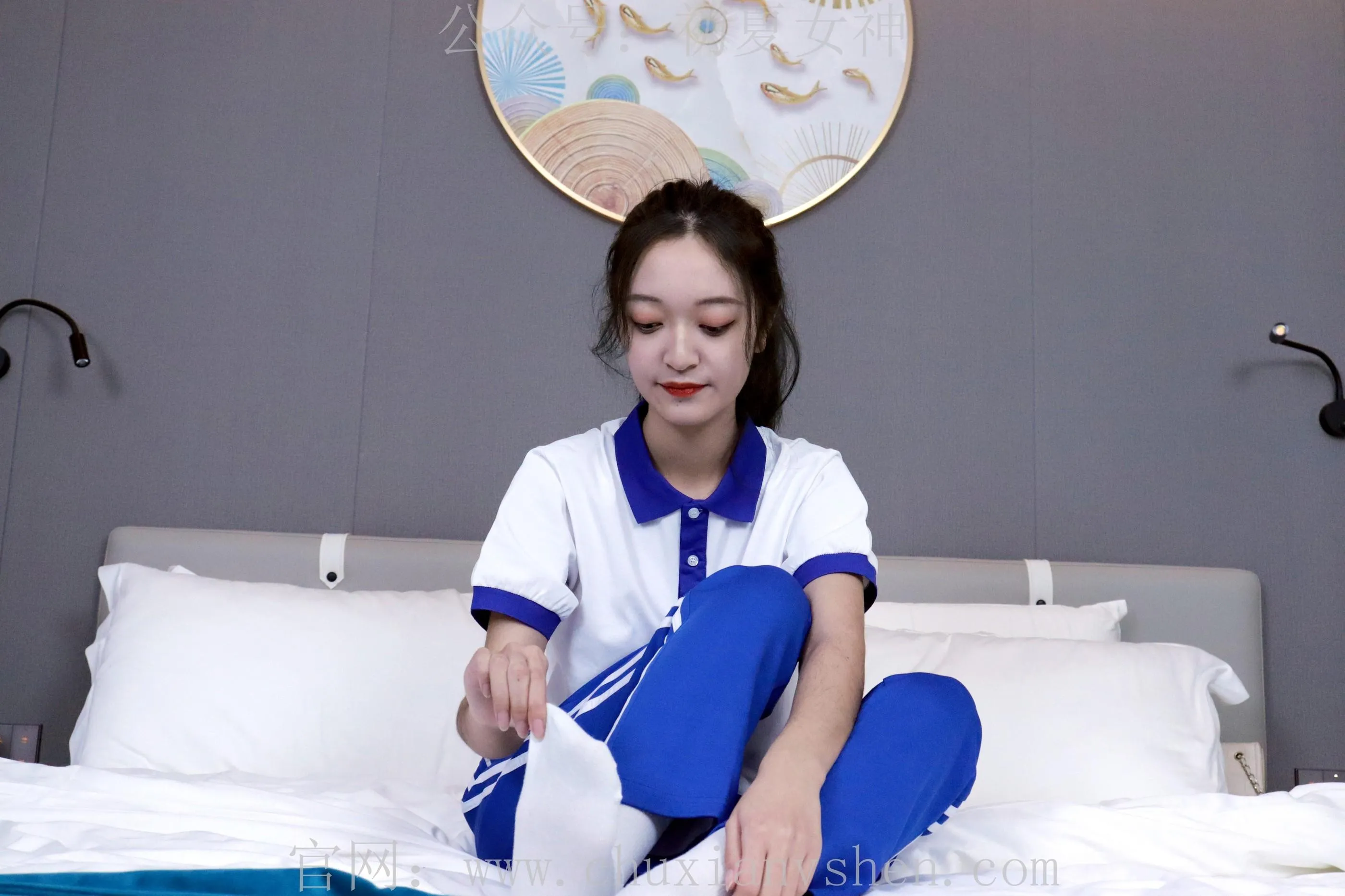 初夏女神 NO.001 依依校服搭配37码运动鞋拍摄 [126P]插图4